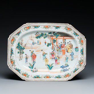 Een Chinese octagonale famille rose schotel met mandarijns decor, Qianlong