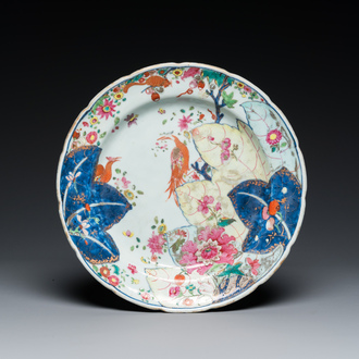 Een Chinese famille rose schotel met decor van tabaksbladeren, Qianlong