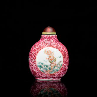 Een Chinese famille rose snuiffles met sgraffito fond, Qianlong merk, 19e eeuw