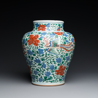 Vase en porcelaine de Chine wucai à décor de phénix et de pivoines, époque Transition