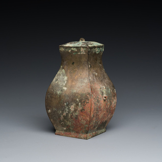 Vase couvert rituel de type 'fang hu', Chine, Période des Royaumes Combattants, 5/4ème av. J.-C.