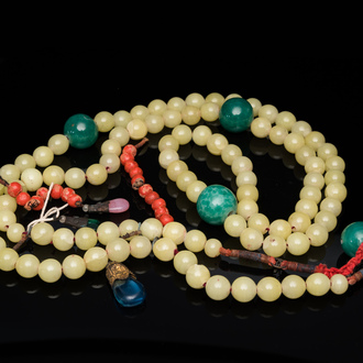 A Chinese court necklace with yellow glass beads, 19th C.