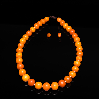 A Chinese amber necklace, early 20th C.