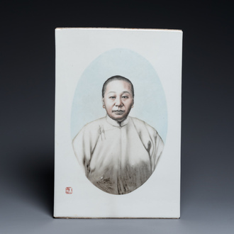 Plaque en porcelaine de Chine en grisaille à décor d'un portrait de femme, marque de Zhu Shouzhi 朱受之, 20ème