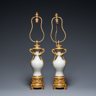 Paire de vases en porcelaine de Chine à fond craquelé montés en lampes en bronze doré, 18/19ème