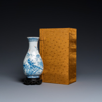 Vase en porcelaine de Chine en émaux en bleu et blanc à décor de faisans, 19/20ème