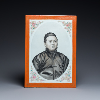 A Chinese famille rose and grisaille plaque with a fine portrait of a male, 19/20th C.