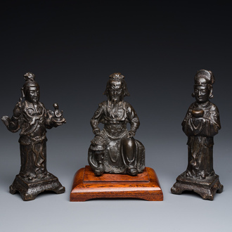 Drie Chinese bronzen figuren van Guanyu, Li Jing en een ambtenaar, Ming