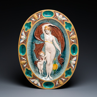 Een Engelse ovalen majolica schotel met een godin met putto, Mintons, jaarmerk 1874