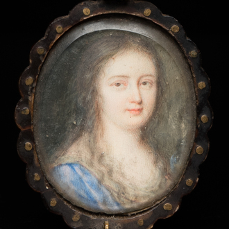 Ecole française: portrait miniature d'une femme, gouache sur papier dans son cadre en écaille de tortue, 19ème