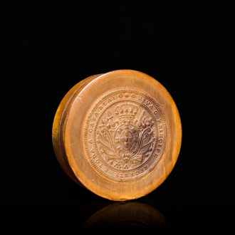 A fine Portuguese horn powder box and cover with the royal coat of arms, 18/19th C.