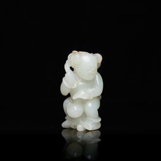 Een Chinese celadon jade sculptuur van een jongen met een kat, Qing