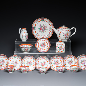 Een Chinees 20-delig famille rose theeservies met floraal decor, Qianlong