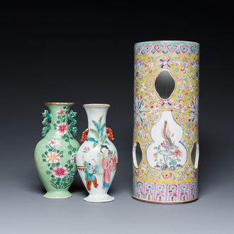 Un porte-chapeau et deux vases à suspendre en porcelaine de Chine famille rose, 19/20ème