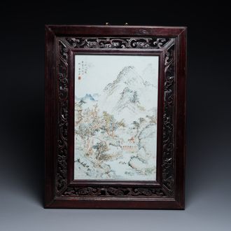 Plaque de forme rectangulaire en porcelaine de Chine qianjiang cai à décor d'un paysage montagneux dans le style de Cheng Men, 19ème