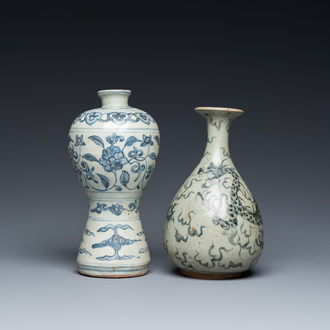 Un vase de forme 'meiping' et un de forme 'yuhuchunping' en porcelaine de Chine en bleu et blanc, Ming ou postérieur