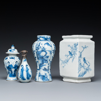 Vier Chinese blauw-witte vaasjes, Kangxi en later