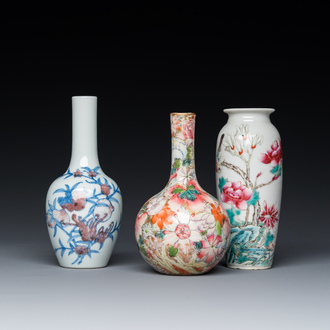 Drie Chinese famille rose en blauw-witte met koperrode vaasjes, 19/20e eeuw