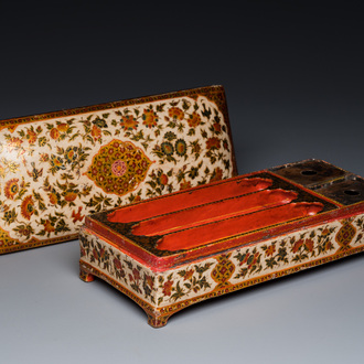 Boîte de forme rectangulaire en bois laqué et peint, Kashmir, Inde, 19ème