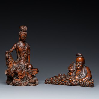 Twee Chinese houten sculpturen van Guanyin en Tudigong, Qing