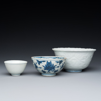 Trois bols en porcelaine de Chine en bleu et blanc, Ming