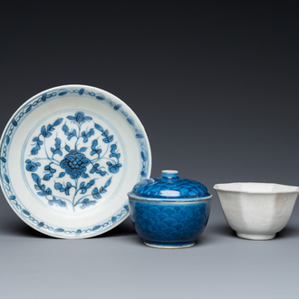 Three Chinese blue and white shipwreck porcelain wares, Transitional period and Jiaqing