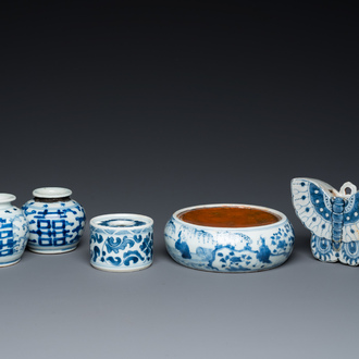 Vijf stukken Chinees blauw-wit porselein, Kangxi en later