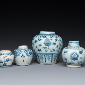 Quatre vases en porcelaine de Chine en bleu et blanc, Ming