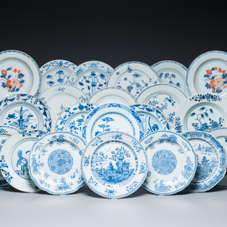 23 Chinese blauw-witte en Imari-stijl borden, Kangxi/Qianlong