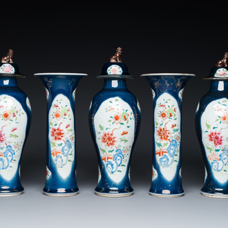 Een Chinees famille rose kaststel van vijf vazen met floraal decor op blauwe fondkleur, Qianlong