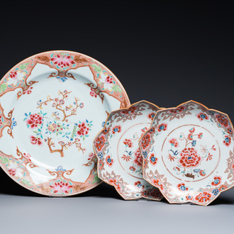 Un plat et deux coupes en forme de lotus en porcelaine de Chine famille rose, Qianlong