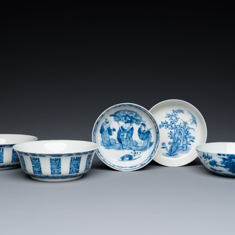 Cinq bols en porcelaine de Chine en bleu et blanc, 19/20ème