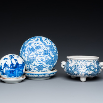 Two Chinese blue and white seal paste boxes and a tripod censer, 19/20th C.