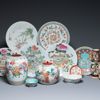 Een diverse collectie Chinees famille rose en qianjiang cai porselein, 19/20e eeuw