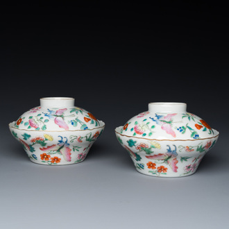 Paire de bols couverts en porcelaine de Chine famille rose à décor de papillons, marque de Jiaqing, 19ème