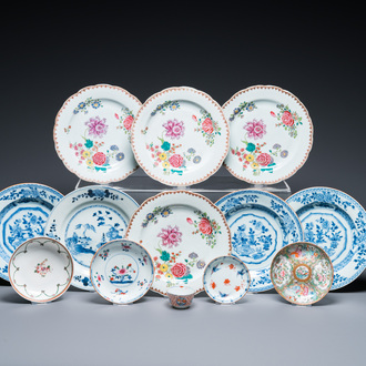 13 stukken Chinees blauw-wit en famille rose porselein, Kangxi en later