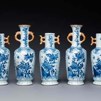 Garniture de cinq vases en porcelaine de Chine en bleu et blanc à décor floral, Kangxi