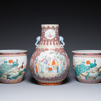 Un vase de forme 'hu' et une paire d'aquariums en porcelaine de Chine famille rose, 20ème