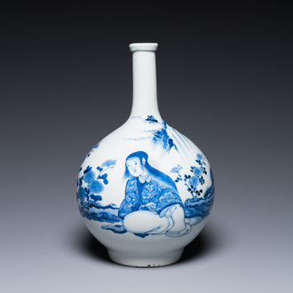 Vase de forme bouteille en porcelaine de Japon en bleu et blanc à décor d'une dame dans un paysage, Edo, 17/18ème