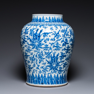 Vase en porcelaine de Chine en bleu et blanc à décor de rinceaux de lotus, Kangxi