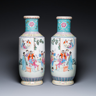 Paire de vases de forme rouleau en porcelaine de Chine famille rose, marque de Qianlong, République