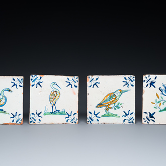 Vier polychrome Delftse tegels met vogels, 17e eeuw