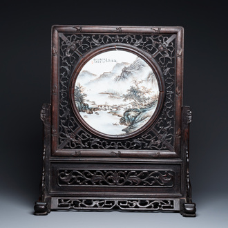 Ecran de table en bois sculpté orné d'une plaque en porcelaine de Chine qianjiang cai, signée Wang Yeting 汪野亭, datée 1924