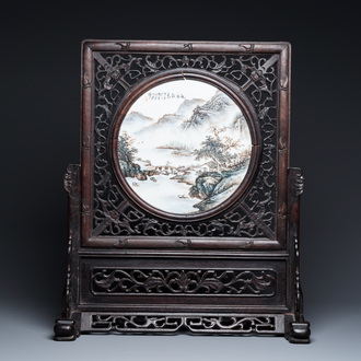 Een Chinees houten tafelscherm met qianjiang cai plaquette, gesigneerd Wang Yeting 汪野亭, gedateerd 1924