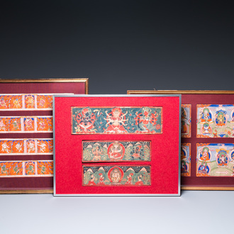 Huit tsaklis et trois couvertures de livres en bois peint, Tibet, 19ème