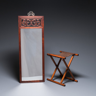 Un mirroir en bois et une chaise pliable, Chine, 19/20ème