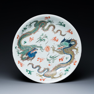 Plat en porcelaine de Chine famille verte à décor de deux dragons, marque de Chenghua, Kangxi