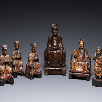 Six sculptures de dignitaires et de gardiens en bois partiellement doré, Chine, Ming et postérieur