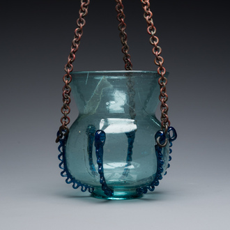 Lampe de mosquée en verre bleu clair, la Syrie ou la Perse, 10ème