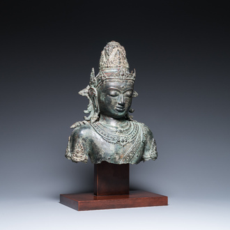 Een grote Javaanse bronzen buste van de god Shiva, Majapahit koninkrijk, Indonesië, wellicht 15/16e eeuw